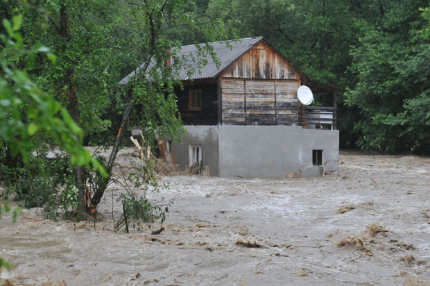 Покушавају да их евакуишу: Брачни пар заробљен у својој кући у Студеничком крају - драматично због поплава (ВИДЕО)

